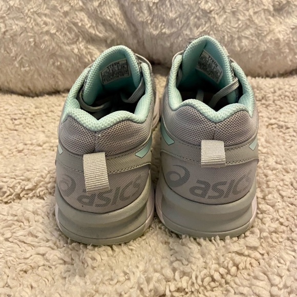 Adidas tennis shoes - Picture 4 of 5